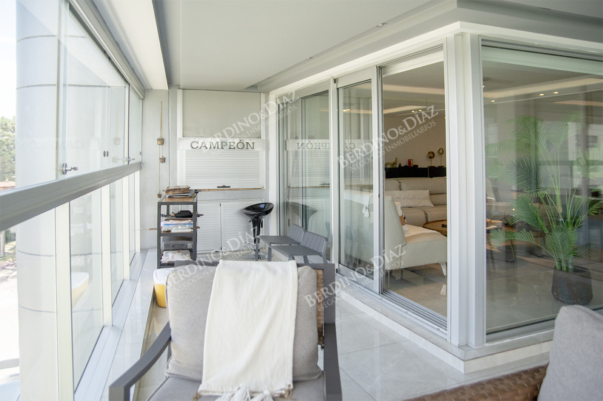 Apartamento ID.2475 - Vende departamento Playa  Mansa de 3 dormitorios parrillero