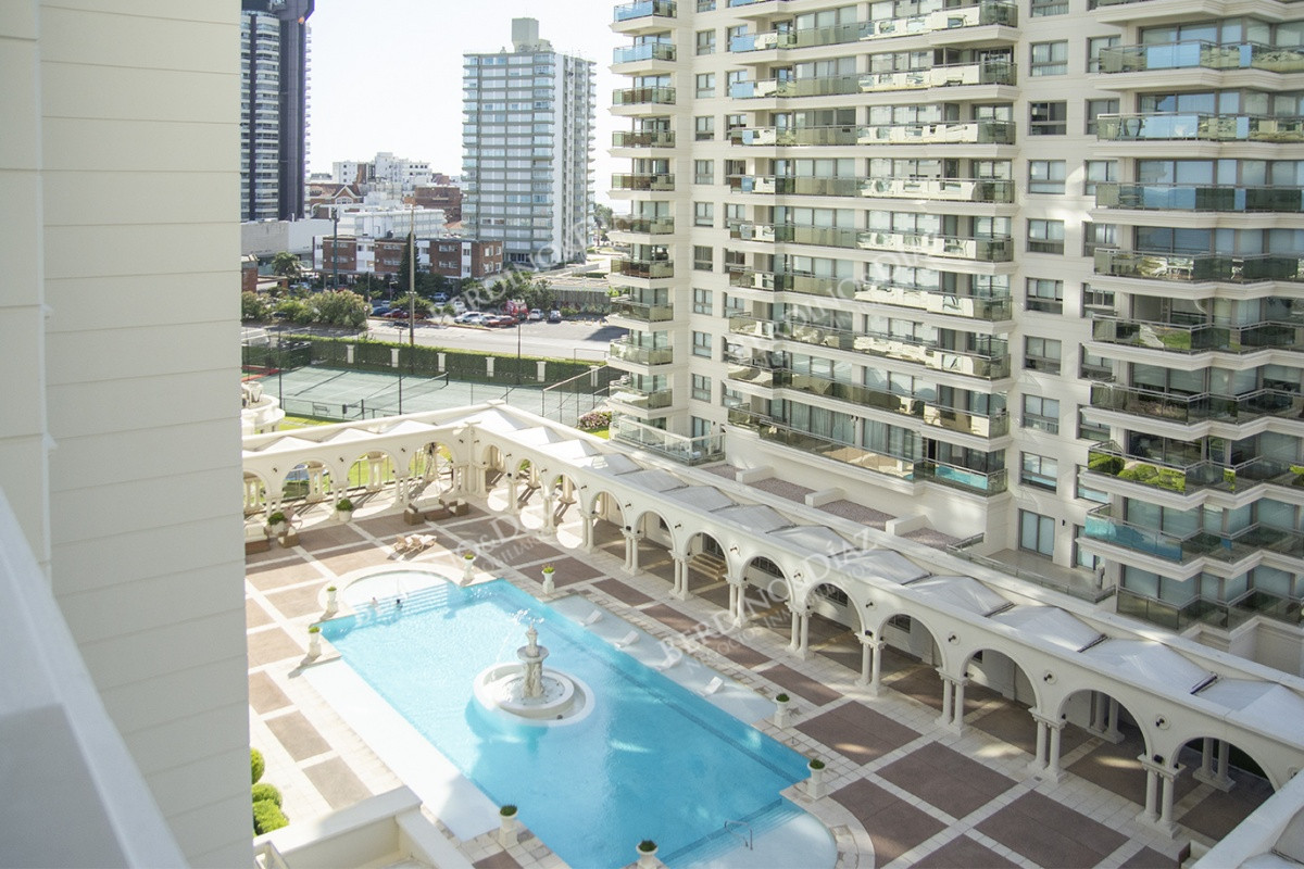 Apartamento ID.2526 - Vende apartamento de 3 dormitorios en Torre Imperiale I, Frente al mar, Punta del Este 
