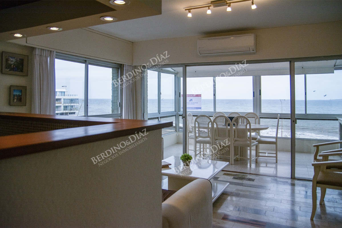 Apartamento ID.2062 - Apartamento 3 dormitorios con parrillero en venta frente al mar