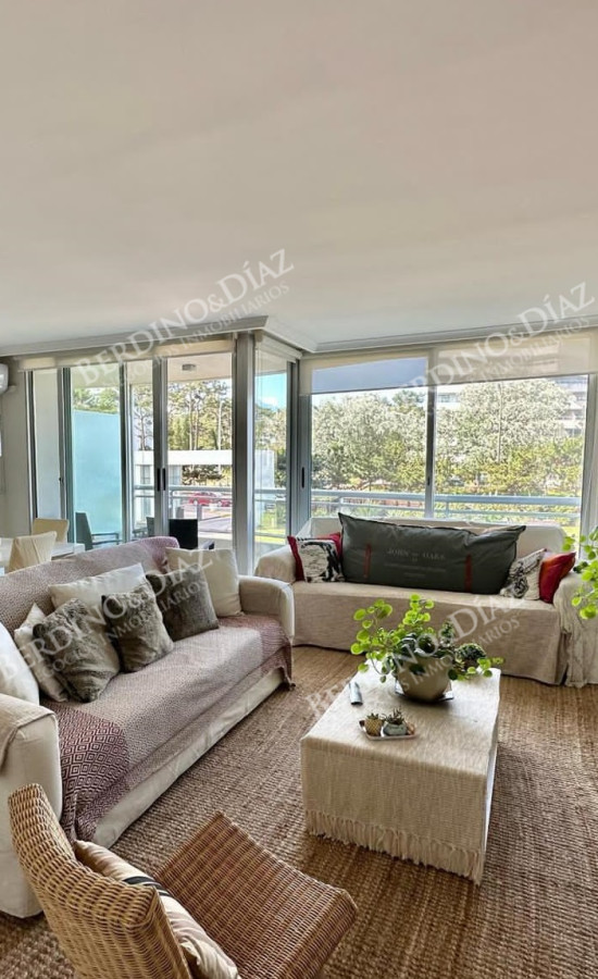 Apartamento ID.2759 - Se vende excelente apartamento con vista inigualable en Roosevelt, Punta del Este, de 2 dormitorios.