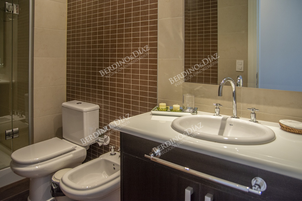 Apartamento ID.2526 - Vende apartamento de 3 dormitorios en Torre Imperiale I, Frente al mar, Punta del Este 