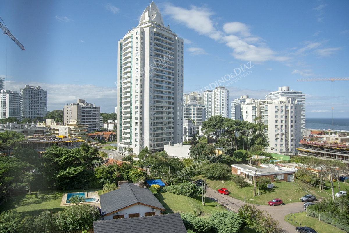 Apartamento ID.2688 - Apartamento en venta en Torre esmeralda de 3 dormitorios , en Punta del Este