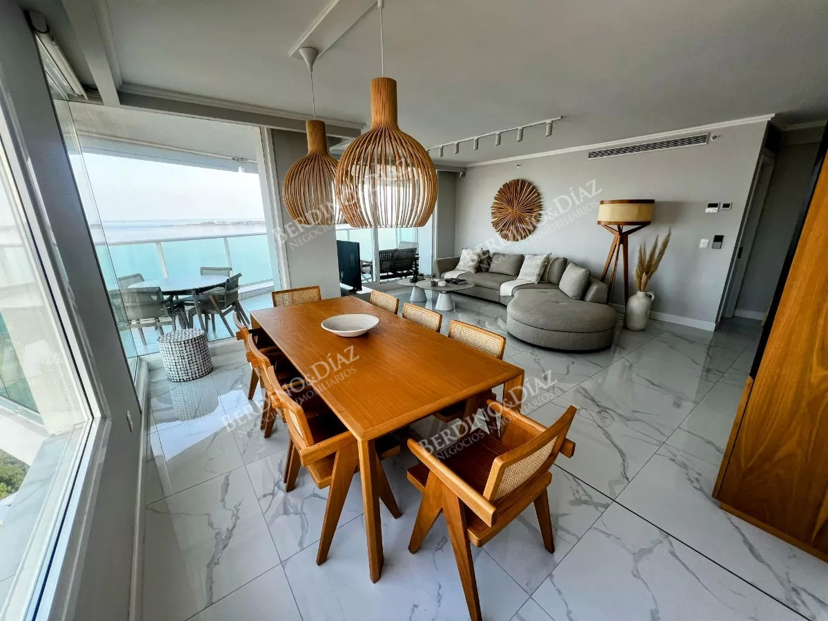 Apartamento ID.2748 - Apartamento en venta 4 dormitorios en Playa Mansa, Punta del Este.