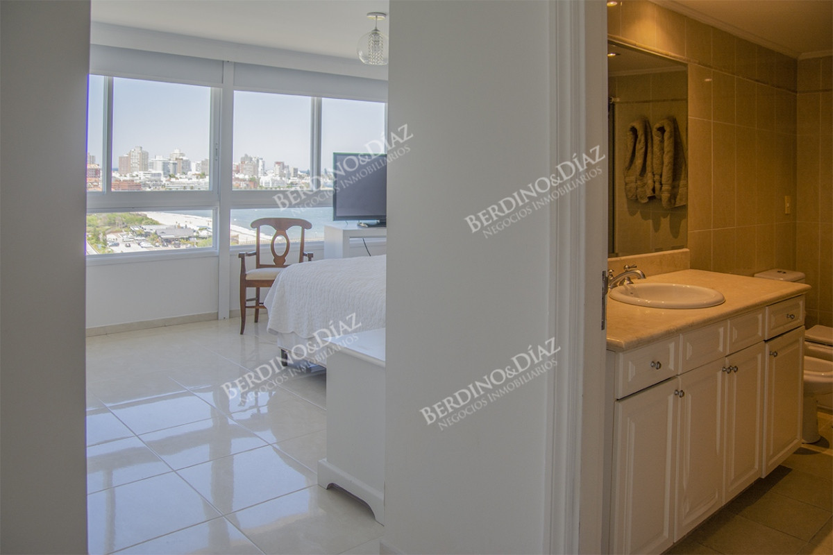 Apartamento ID.2478 - Venta apartamento de 3 dormitorios  Playa mansa Punta del Este 