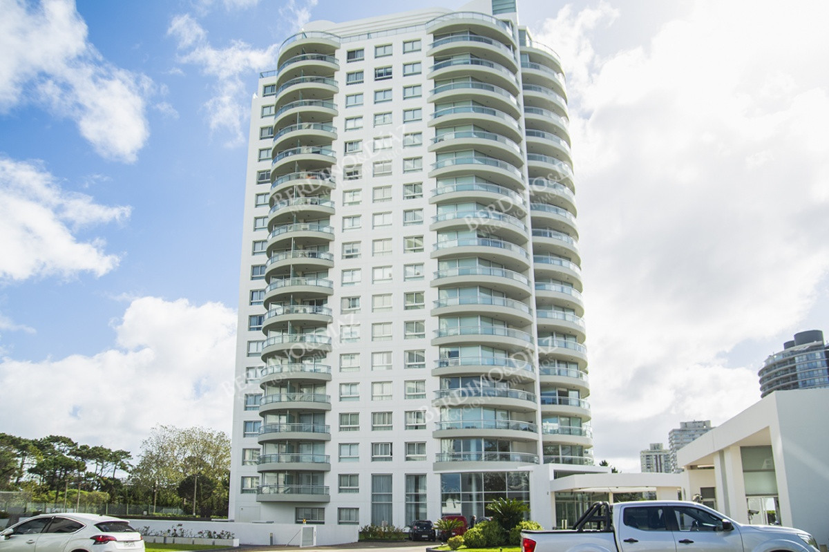 Apartamento ID.2759 - Se vende excelente apartamento con vista inigualable en Roosevelt, Punta del Este, de 2 dormitorios.
