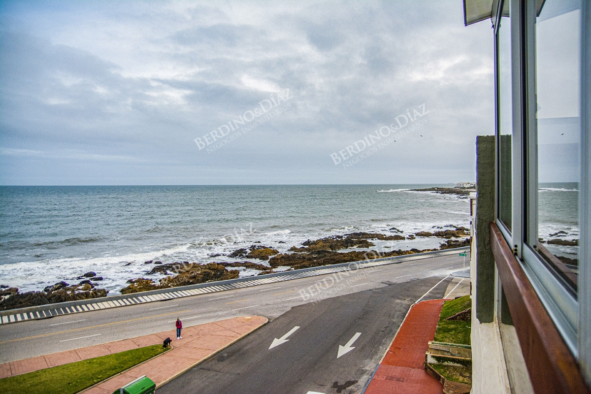 Apartamento ID.2062 - Apartamento 3 dormitorios con parrillero en venta frente al mar