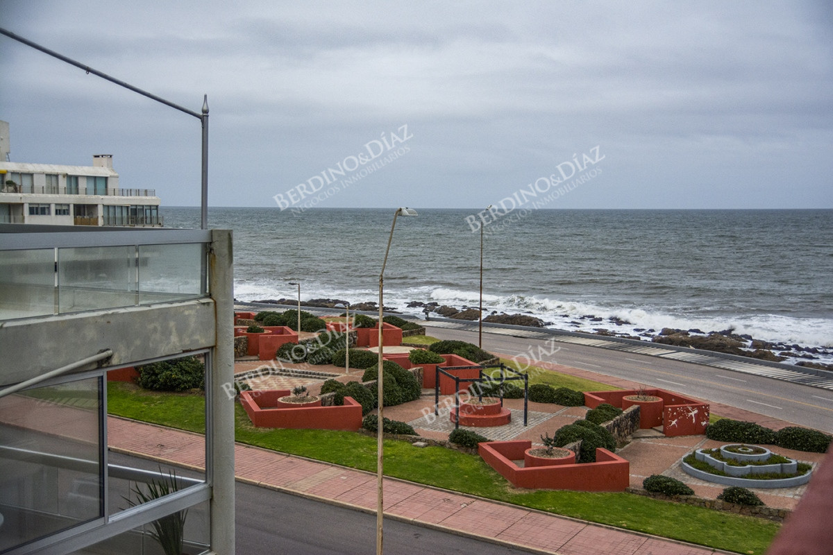 Apartamento ID.2062 - Apartamento 3 dormitorios con parrillero en venta frente al mar