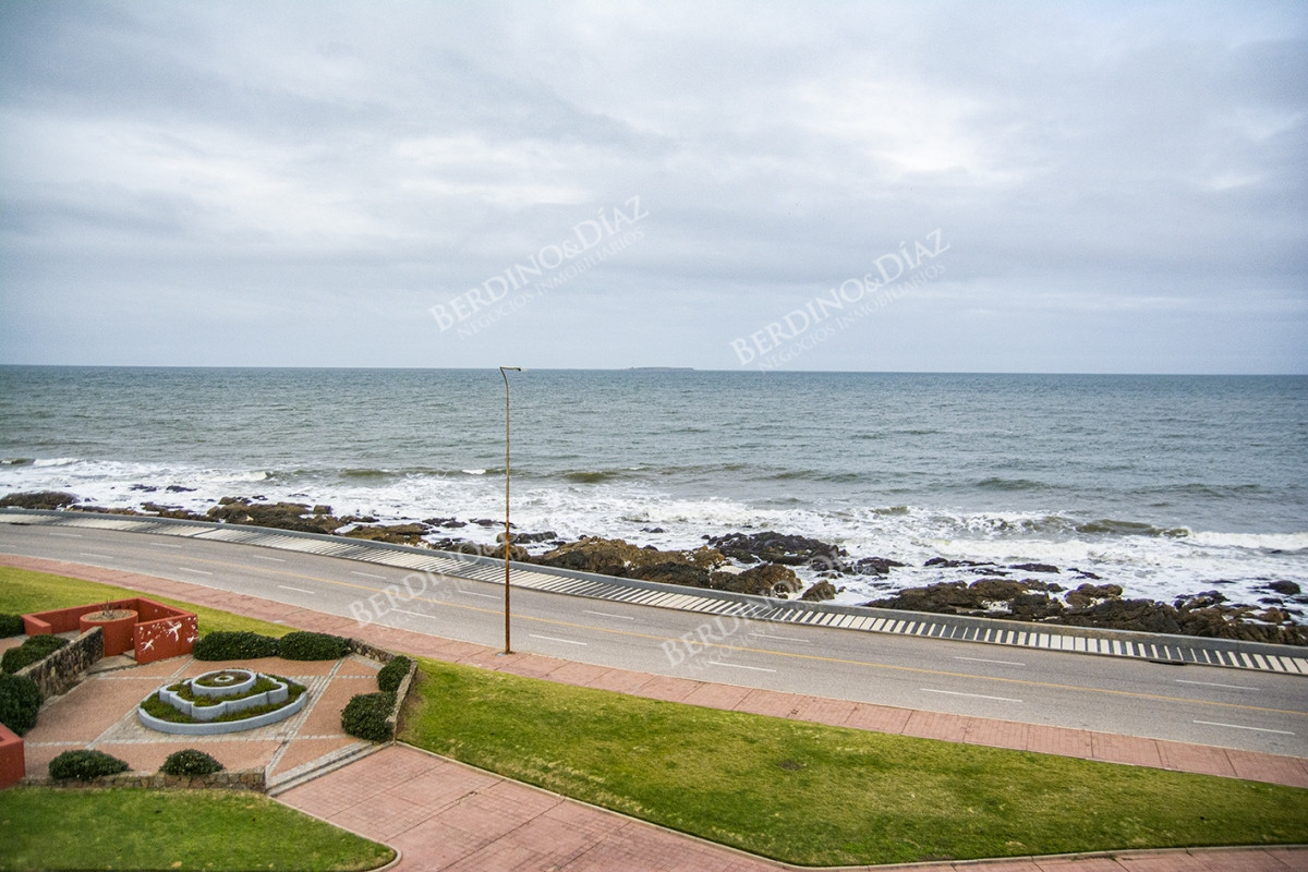 Apartamento ID.2062 - Apartamento 3 dormitorios con parrillero en venta frente al mar