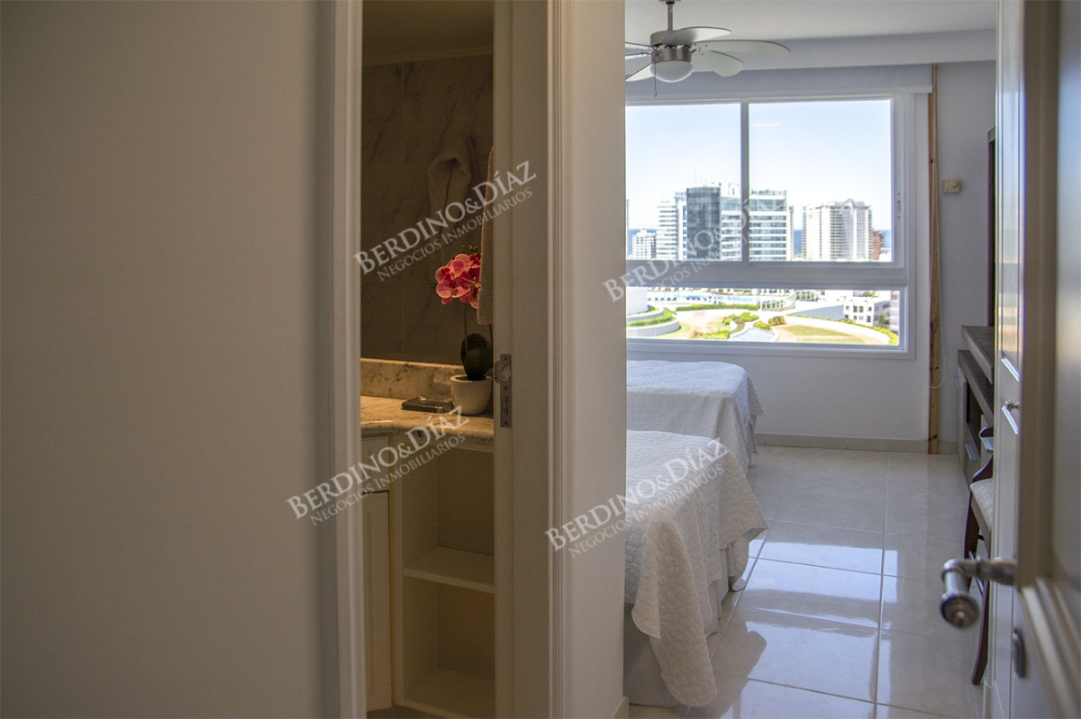 Apartamento ID.2478 - Venta apartamento de 3 dormitorios  Playa mansa Punta del Este 