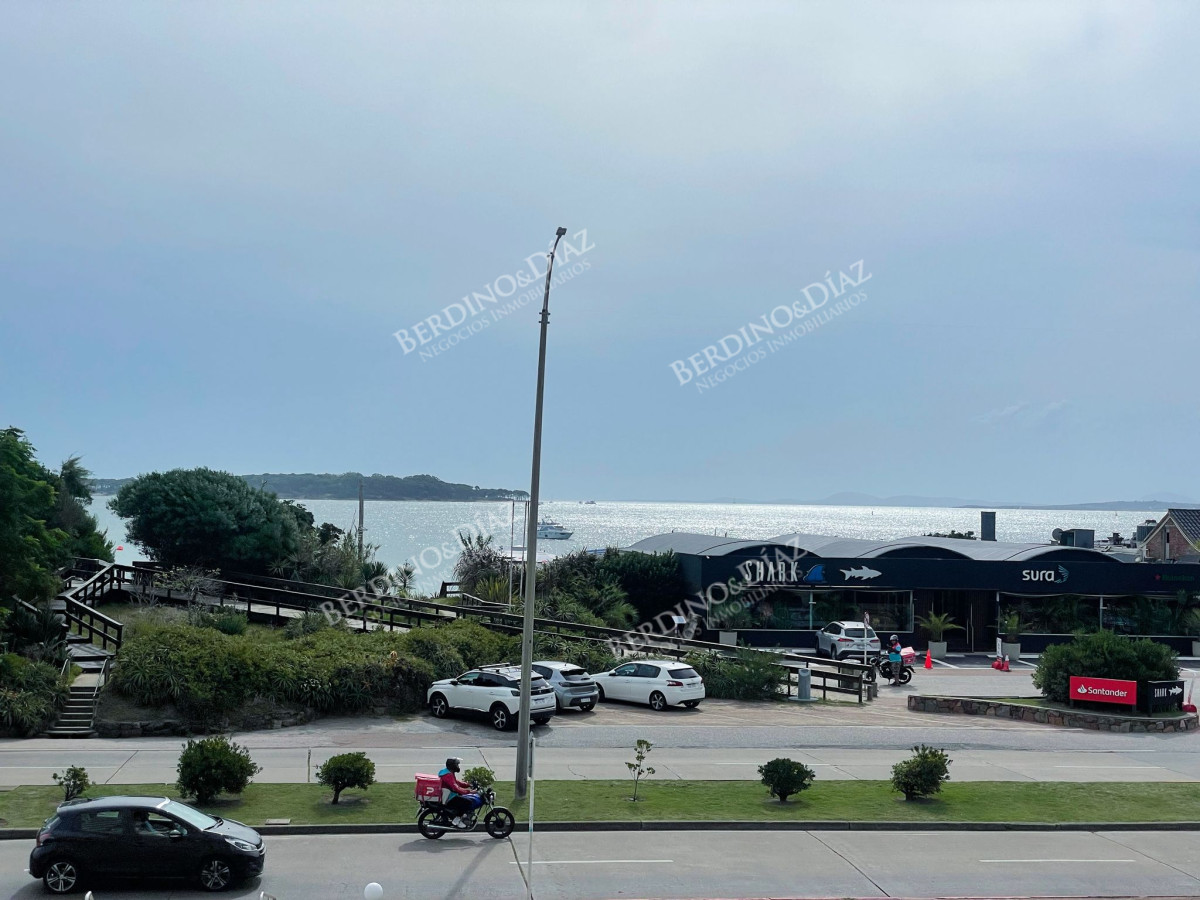 Apartamento ID.1863 - Hermoso Departamento de 3 dormitorios en venta frente al mar. 