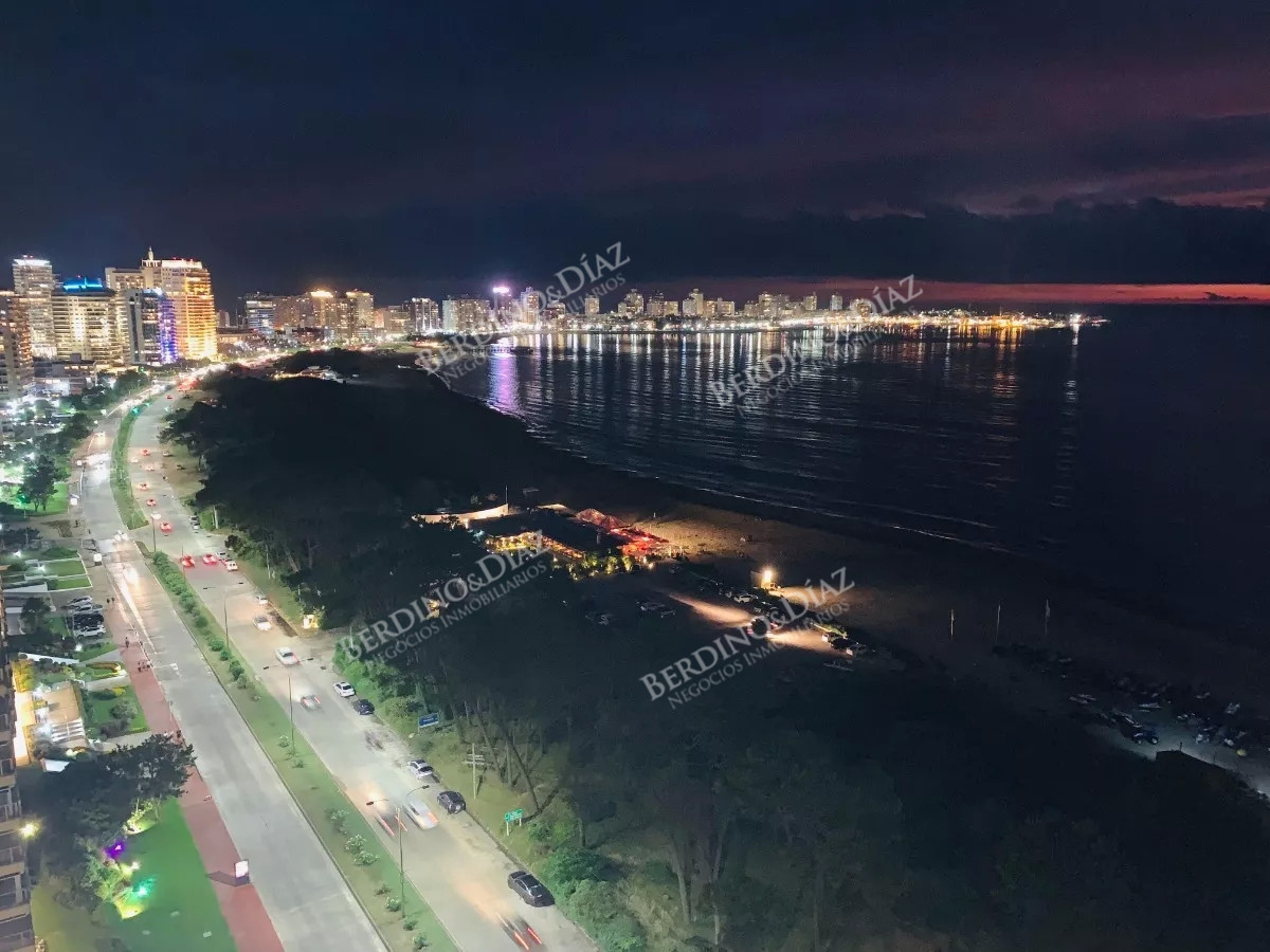 Apartamento ID.2748 - Apartamento en venta 4 dormitorios en Playa Mansa, Punta del Este.