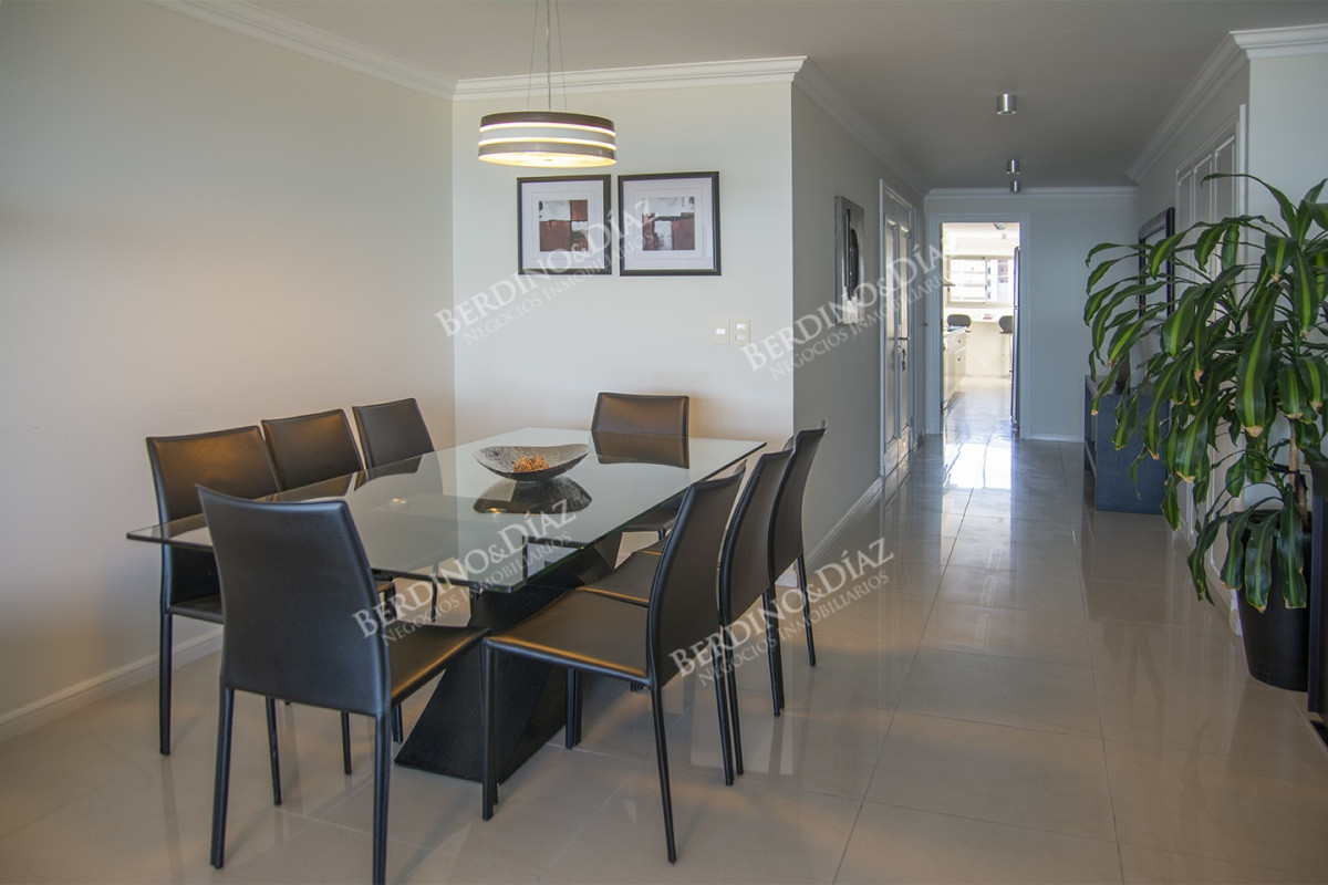 Apartamento ID.2526 - Vende apartamento de 3 dormitorios en Torre Imperiale I, Frente al mar, Punta del Este 