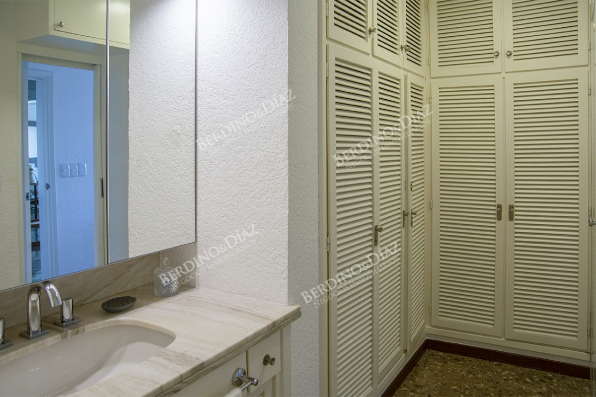 Apartamento ID.1863 - Hermoso Departamento de 3 dormitorios en venta frente al mar. 