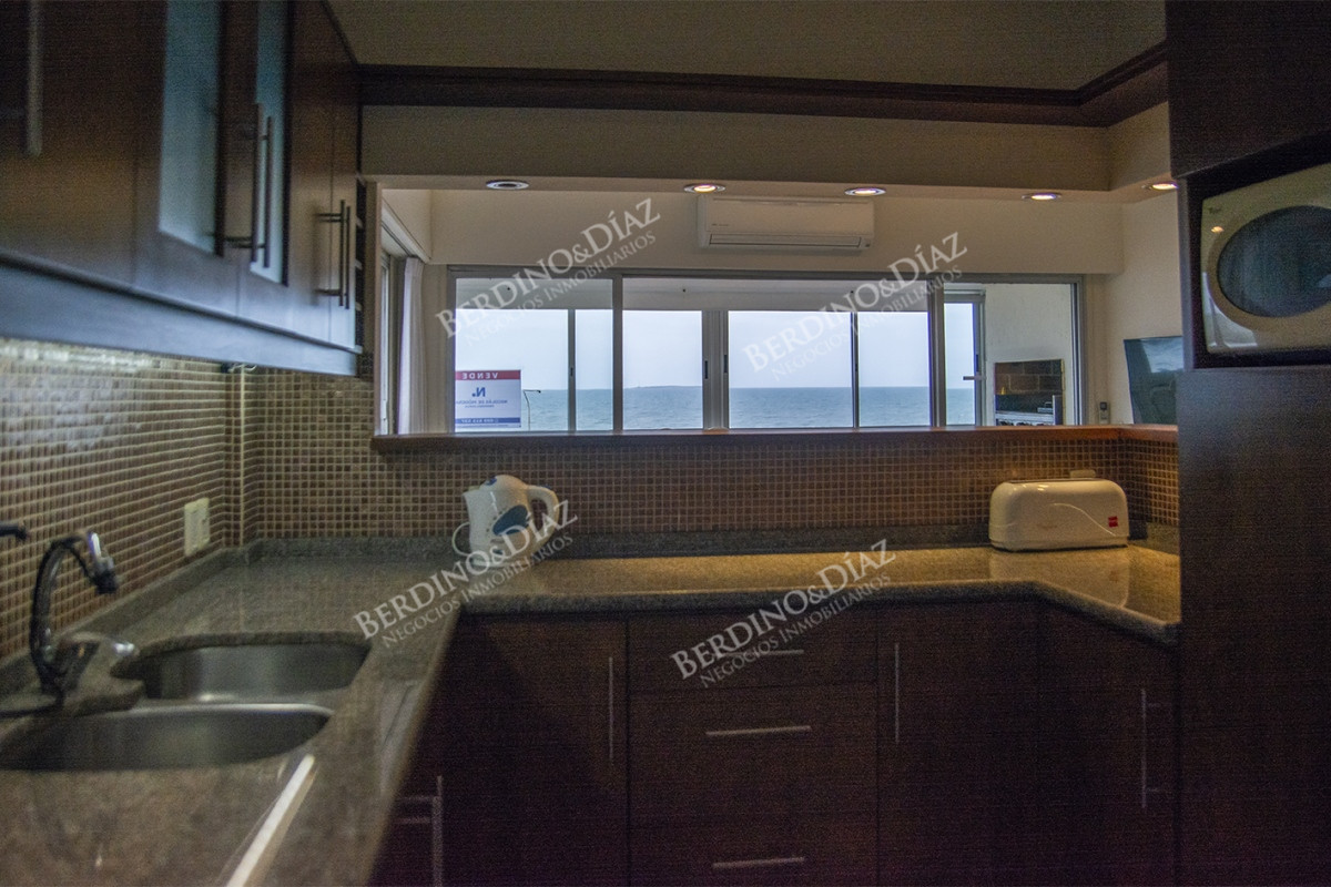 Apartamento ID.2062 - Apartamento 3 dormitorios con parrillero en venta frente al mar
