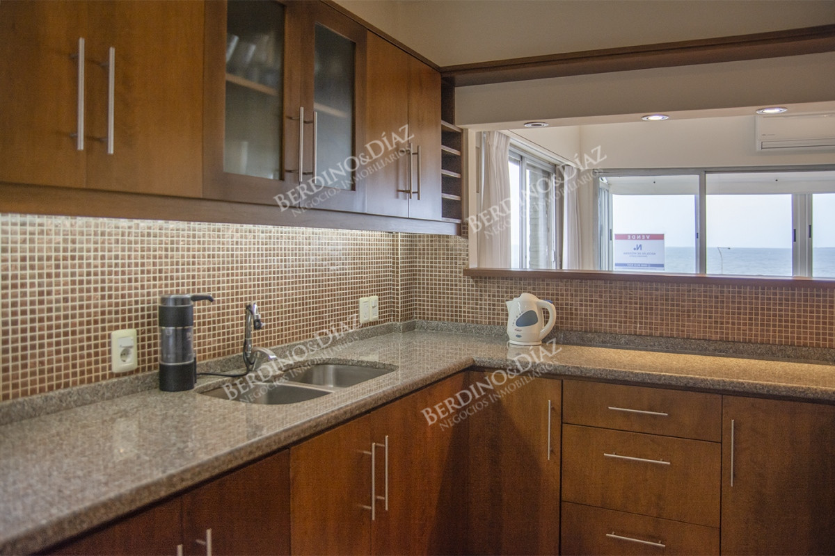Apartamento ID.2062 - Apartamento 3 dormitorios con parrillero en venta frente al mar