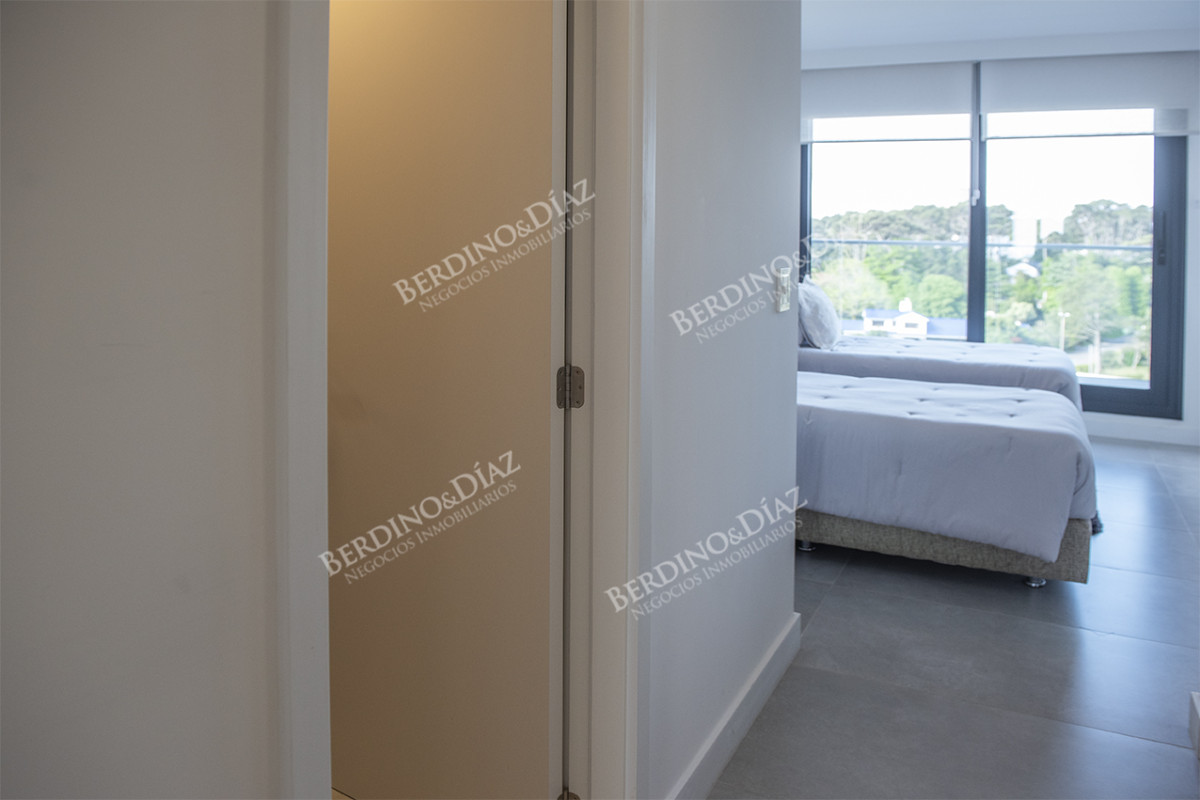 Apartamento ID.2724 - Espectacular departamento de 3  dormitorios en Ventian Playa Mansa.
