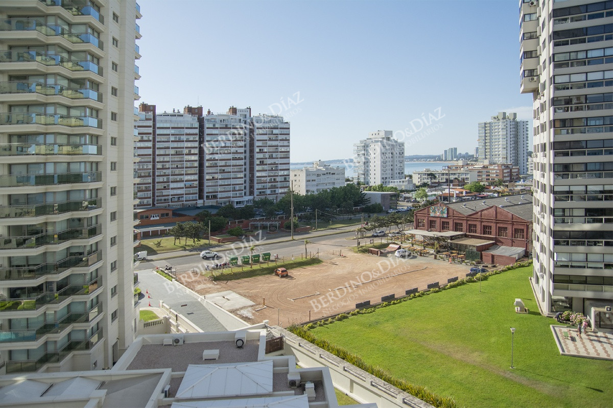 Apartamento ID.2526 - Vende apartamento de 3 dormitorios en Torre Imperiale I, Frente al mar, Punta del Este 