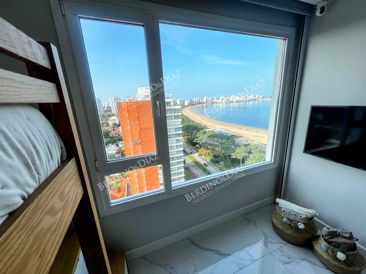Apartamento ID.2748 - Apartamento en venta 4 dormitorios en Playa Mansa, Punta del Este.