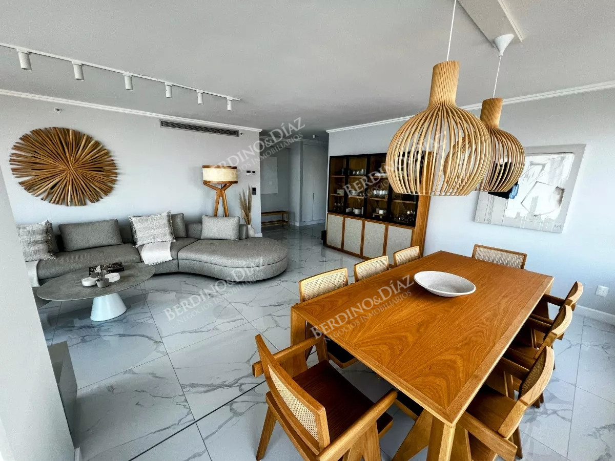 Apartamento ID.2748 - Apartamento en venta 4 dormitorios en Playa Mansa, Punta del Este.