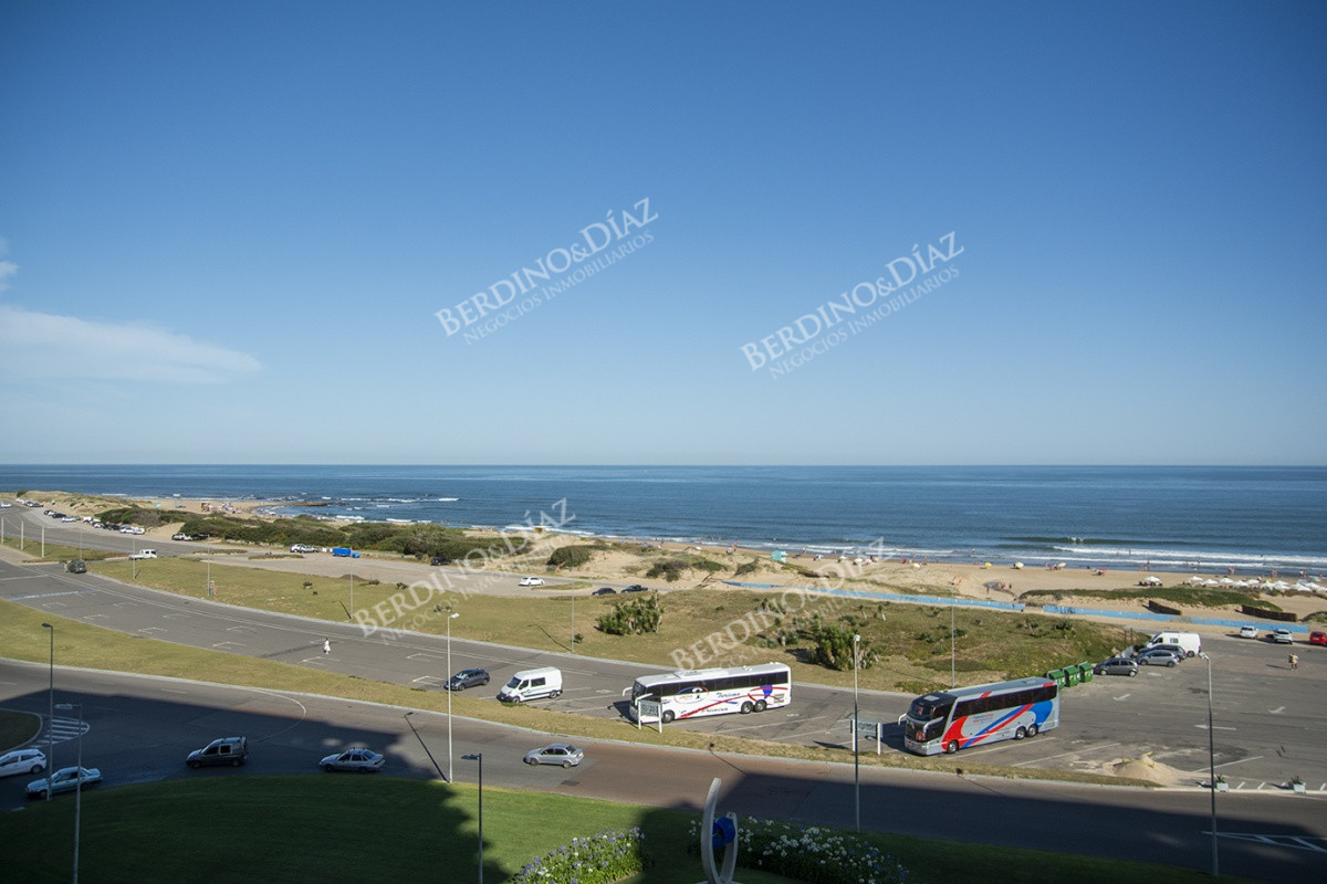 Apartamento ID.2526 - Vende apartamento de 3 dormitorios en Torre Imperiale I, Frente al mar, Punta del Este 