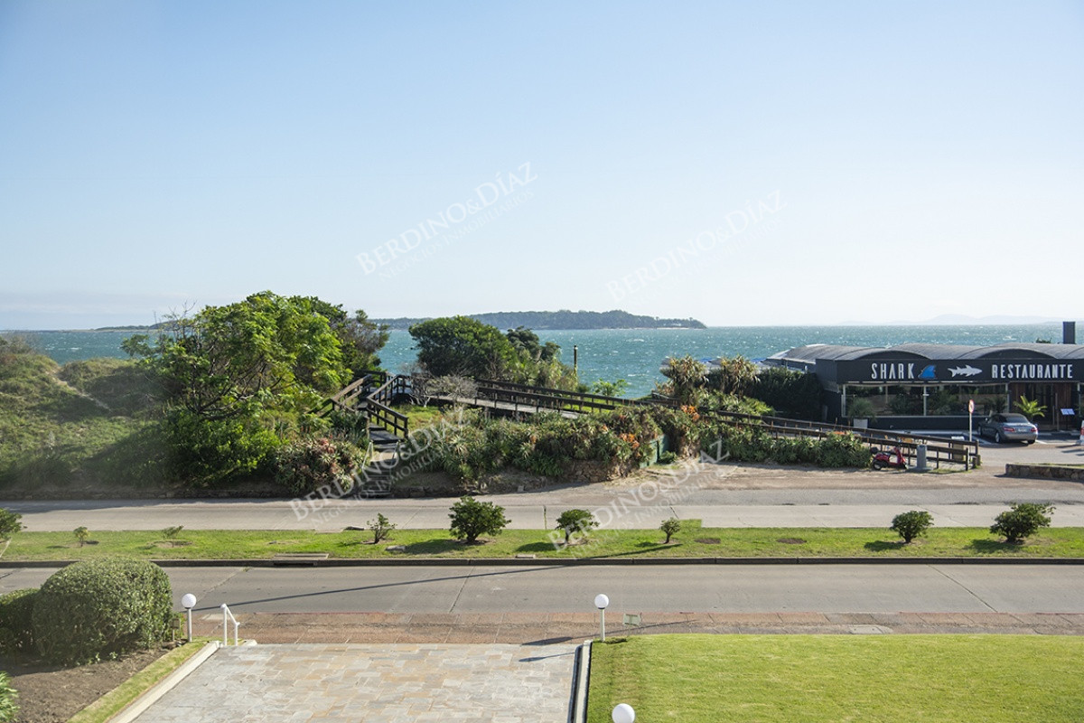 Apartamento ID.1863 - Hermoso Departamento de 3 dormitorios en venta frente al mar. 