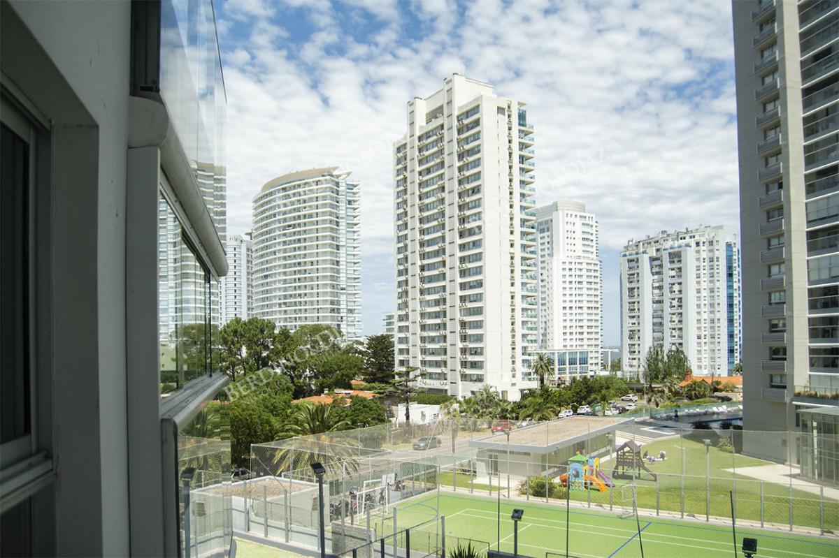 Apartamento ID.2475 - Vende departamento Playa  Mansa de 3 dormitorios parrillero