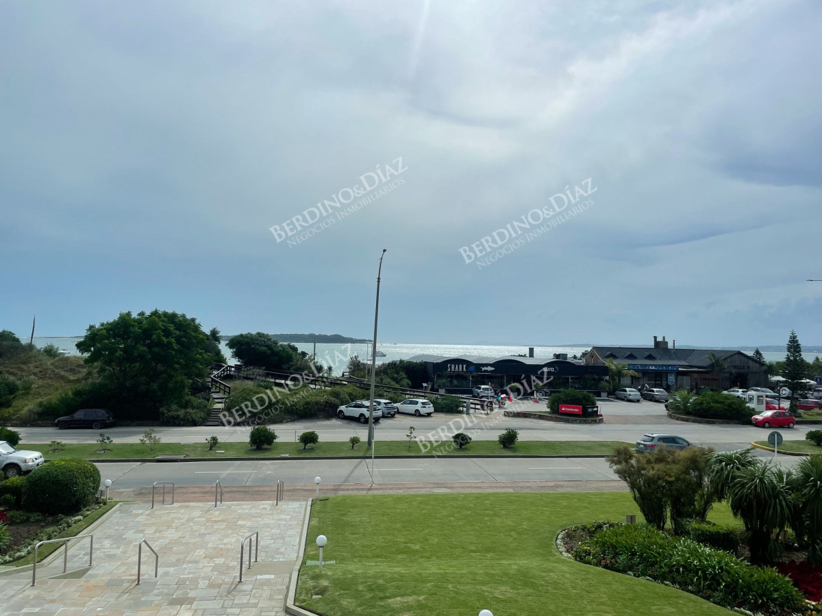 Apartamento ID.1863 - Hermoso Departamento de 3 dormitorios en venta frente al mar. 