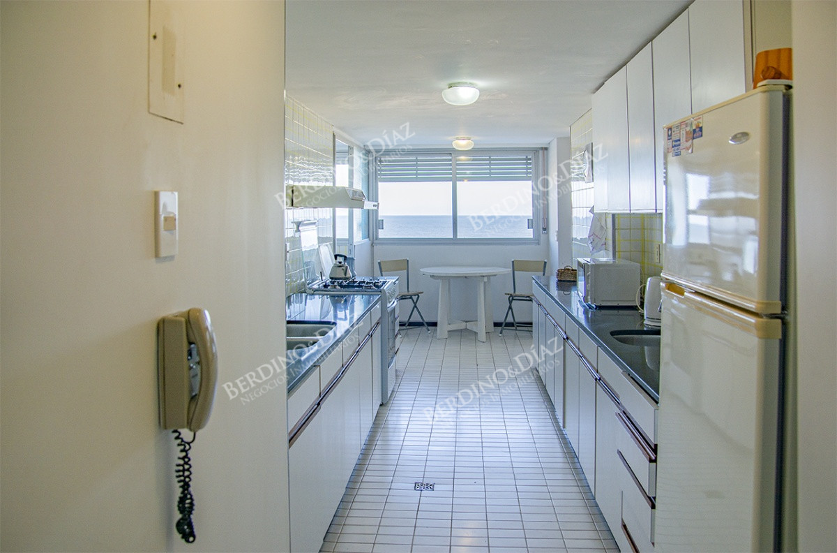 Apartamento ID.1453 - Apartamento de 3 dormitorios en playa brava frente al mar 