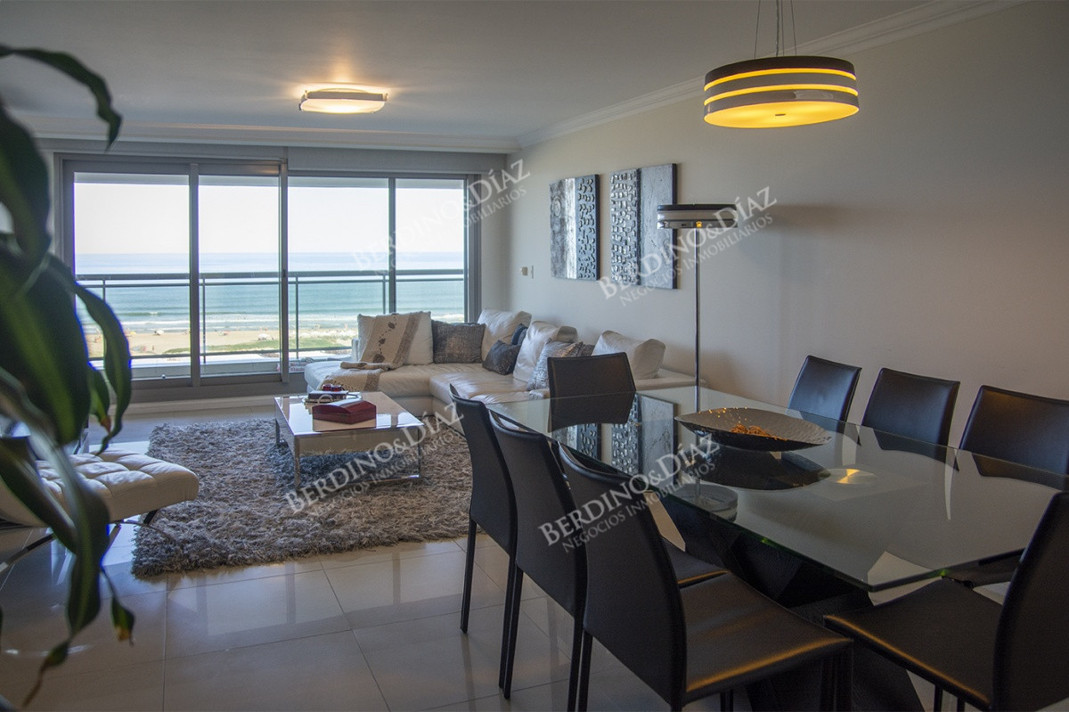 Apartamento ID.2526 - Vende apartamento de 3 dormitorios en Torre Imperiale I, Frente al mar, Punta del Este 