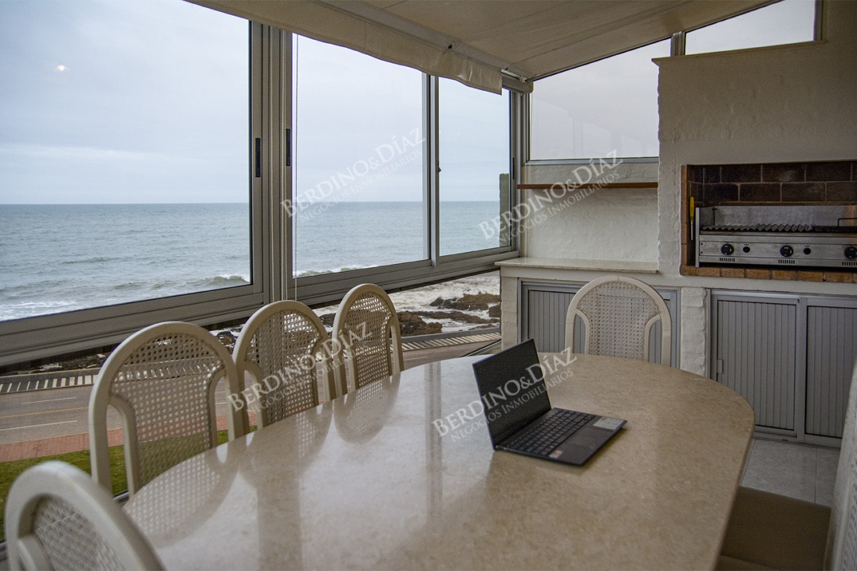 Apartamento ID.2062 - Apartamento 3 dormitorios con parrillero en venta frente al mar