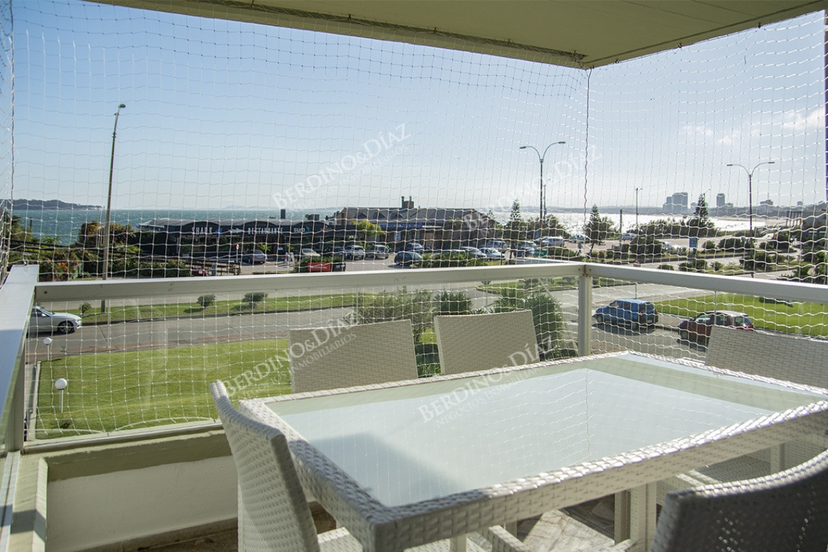 Apartamento ID.1863 - Hermoso Departamento de 3 dormitorios en venta frente al mar. 