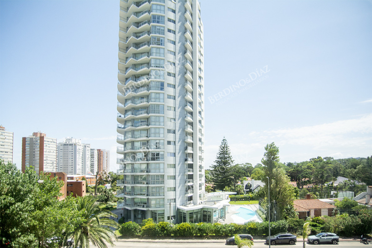 Apartamento ID.2475 - Vende departamento Playa  Mansa de 3 dormitorios parrillero