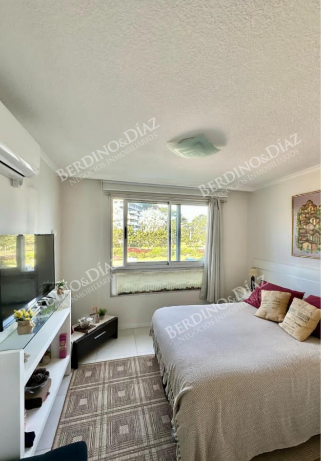 Apartamento ID.2759 - Se vende excelente apartamento con vista inigualable en Roosevelt, Punta del Este, de 2 dormitorios.