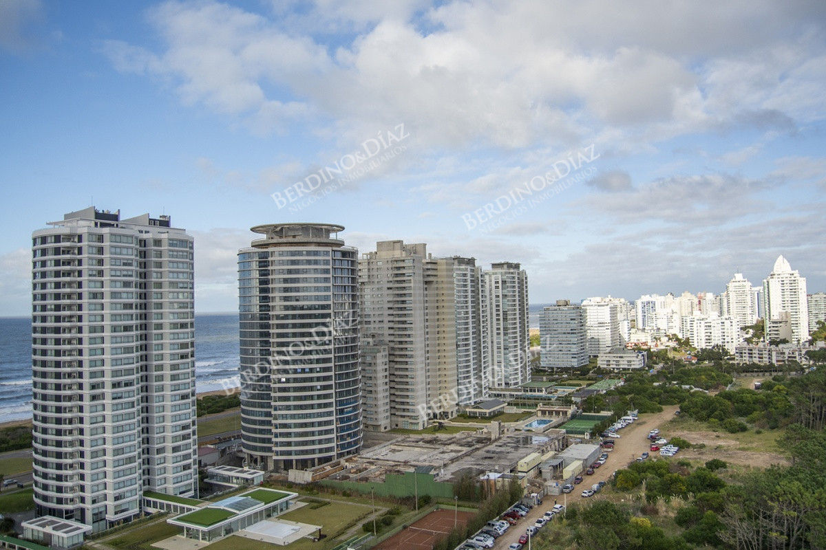 Apartamento ID.3030 - Departamento de 3 dormitorios en piso alto, Quartier del Mar, en venta.