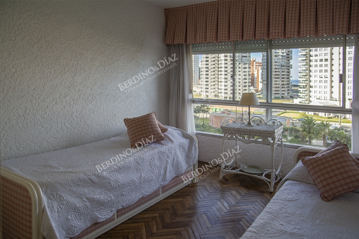 Apartamento ID.1852 - Departamento de 4 dormitorios en torre Malecon Punta del Este