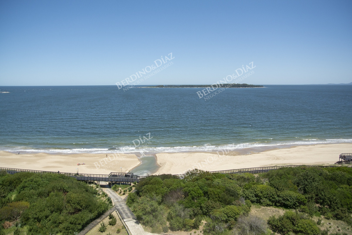 Apartamento ID.2478 - Venta apartamento de 3 dormitorios  Playa mansa Punta del Este 