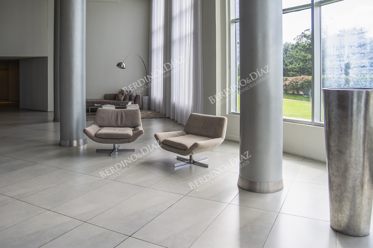 Apartamento ID.2759 - Se vende excelente apartamento con vista inigualable en Roosevelt, Punta del Este, de 2 dormitorios.