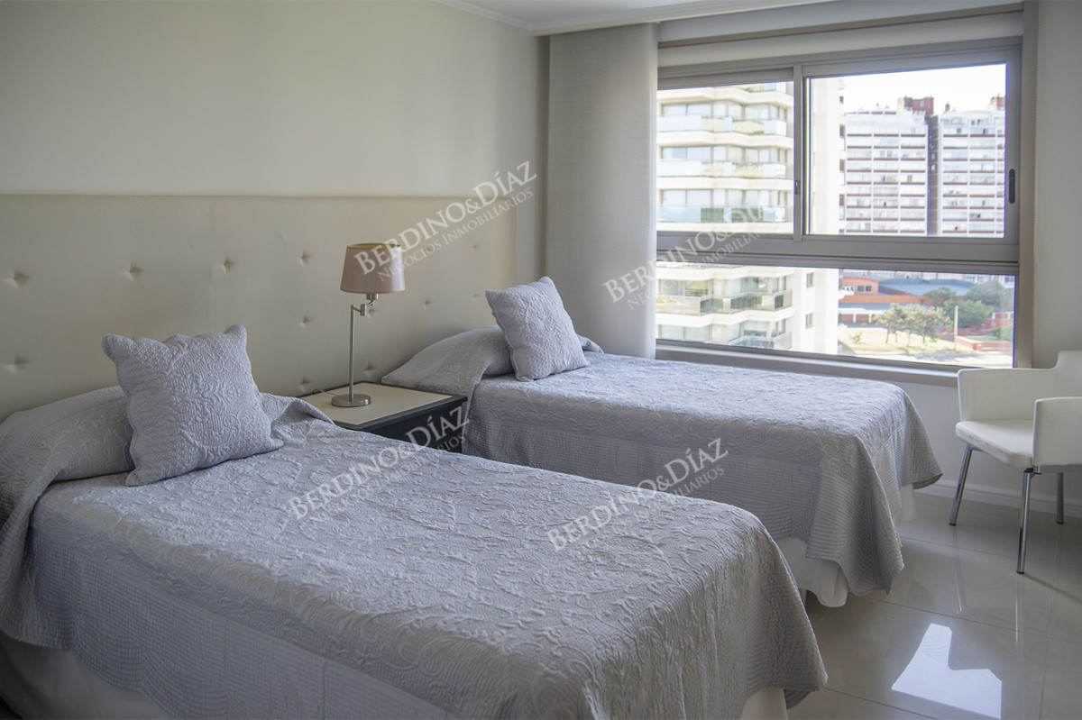Apartamento ID.2526 - Vende apartamento de 3 dormitorios en Torre Imperiale I, Frente al mar, Punta del Este 