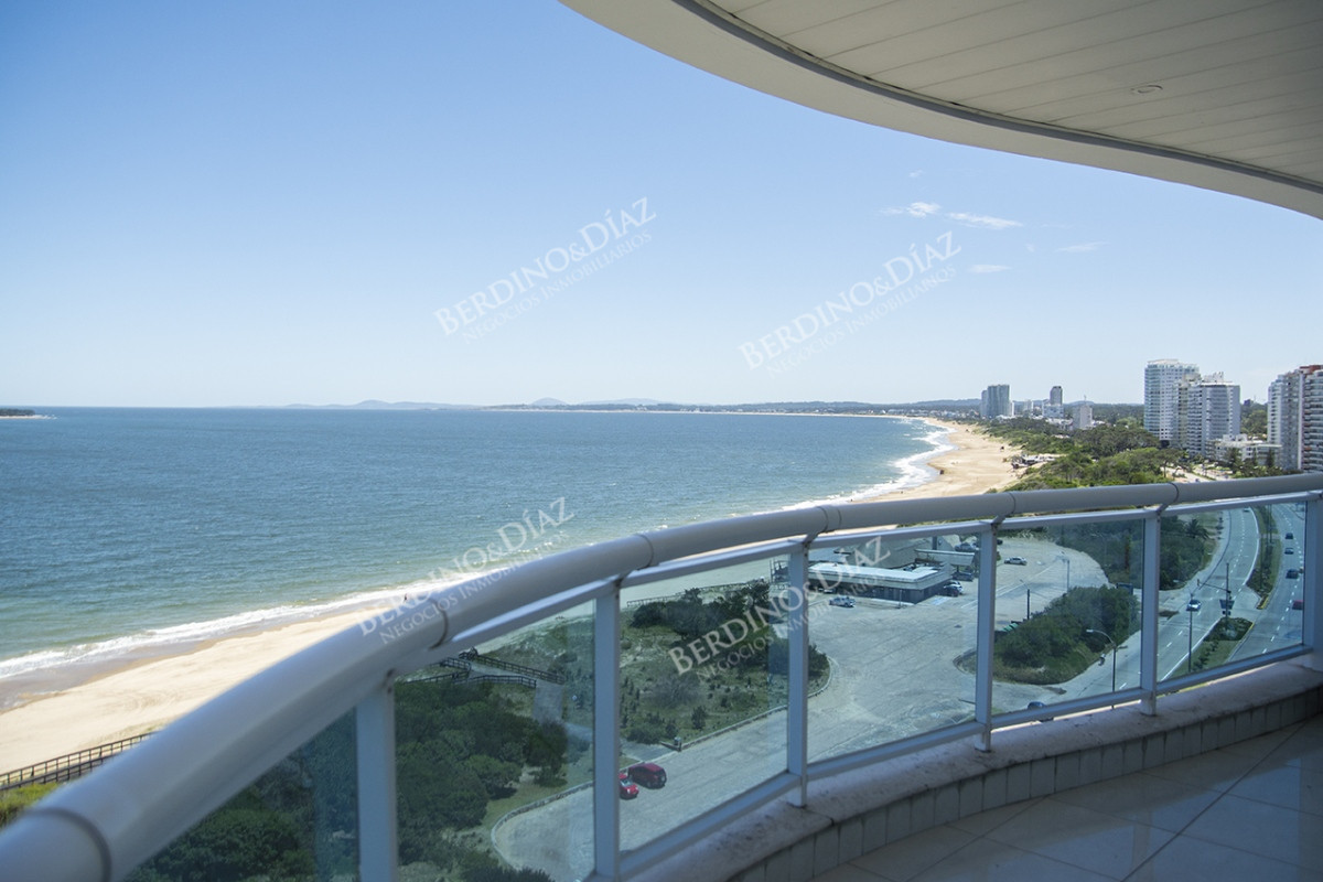 Apartamento ID.2478 - Venta apartamento de 3 dormitorios  Playa mansa Punta del Este 