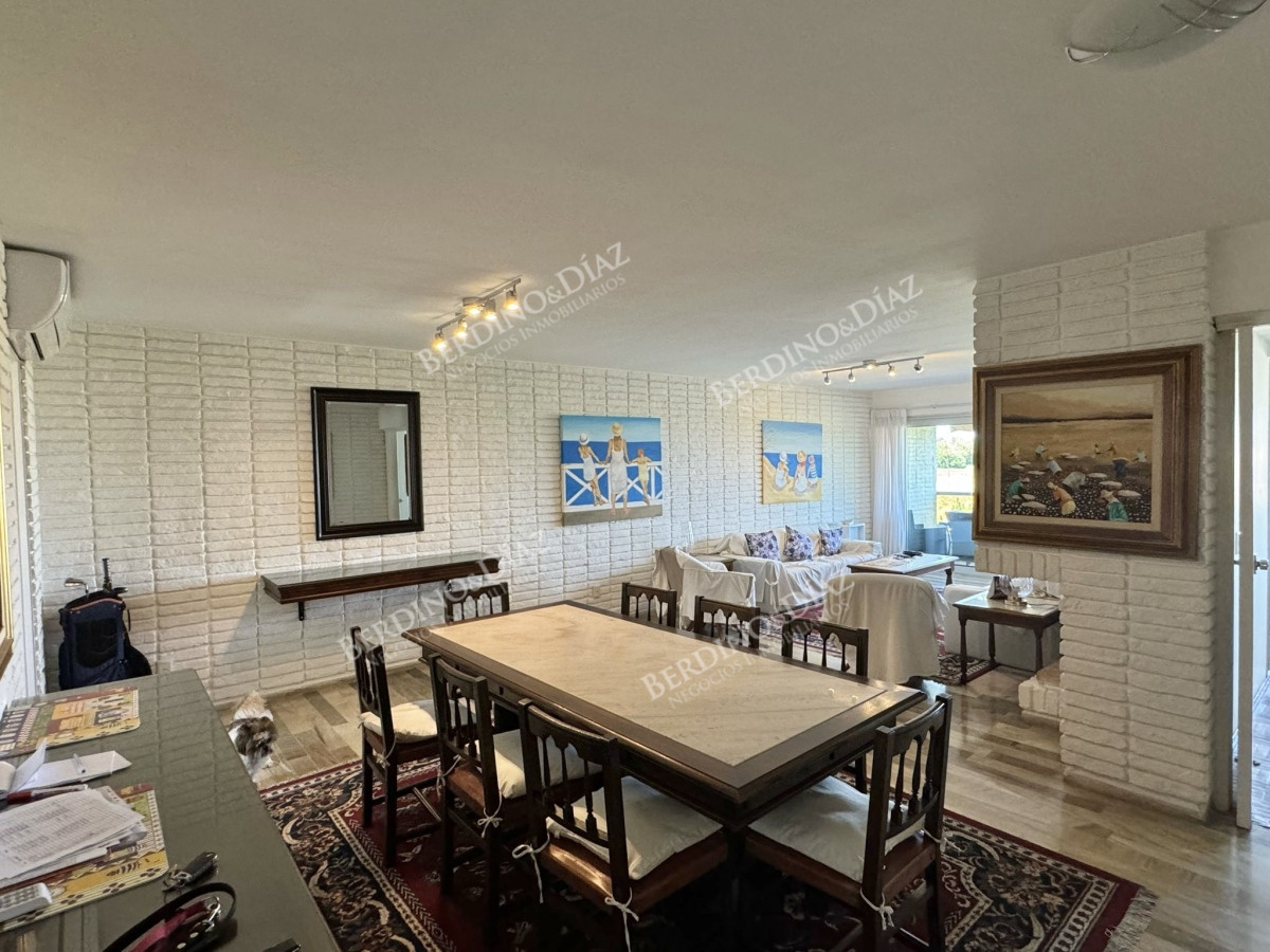 Apartamento ID.2700 - Vende apartamento de 4 dormitorios en edificio Cozumel Mansa.
