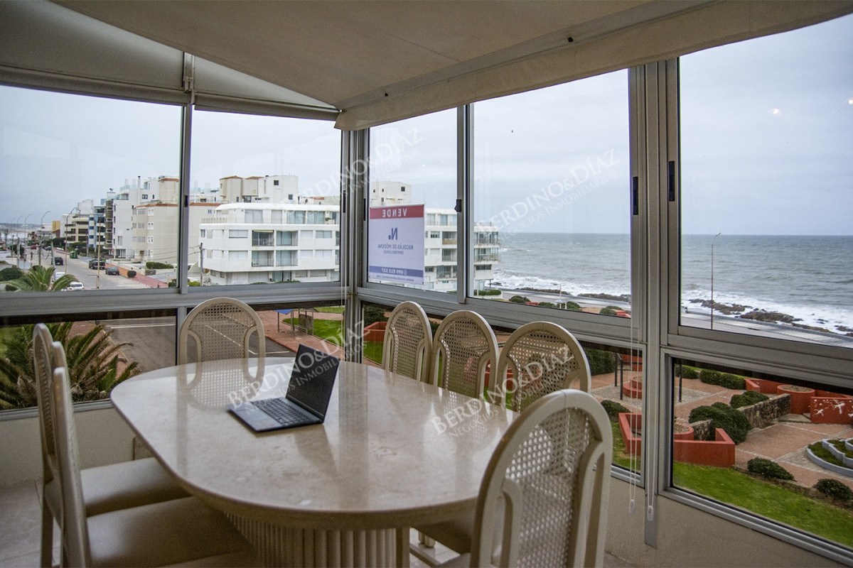Apartamento ID.2062 - Apartamento 3 dormitorios con parrillero en venta frente al mar