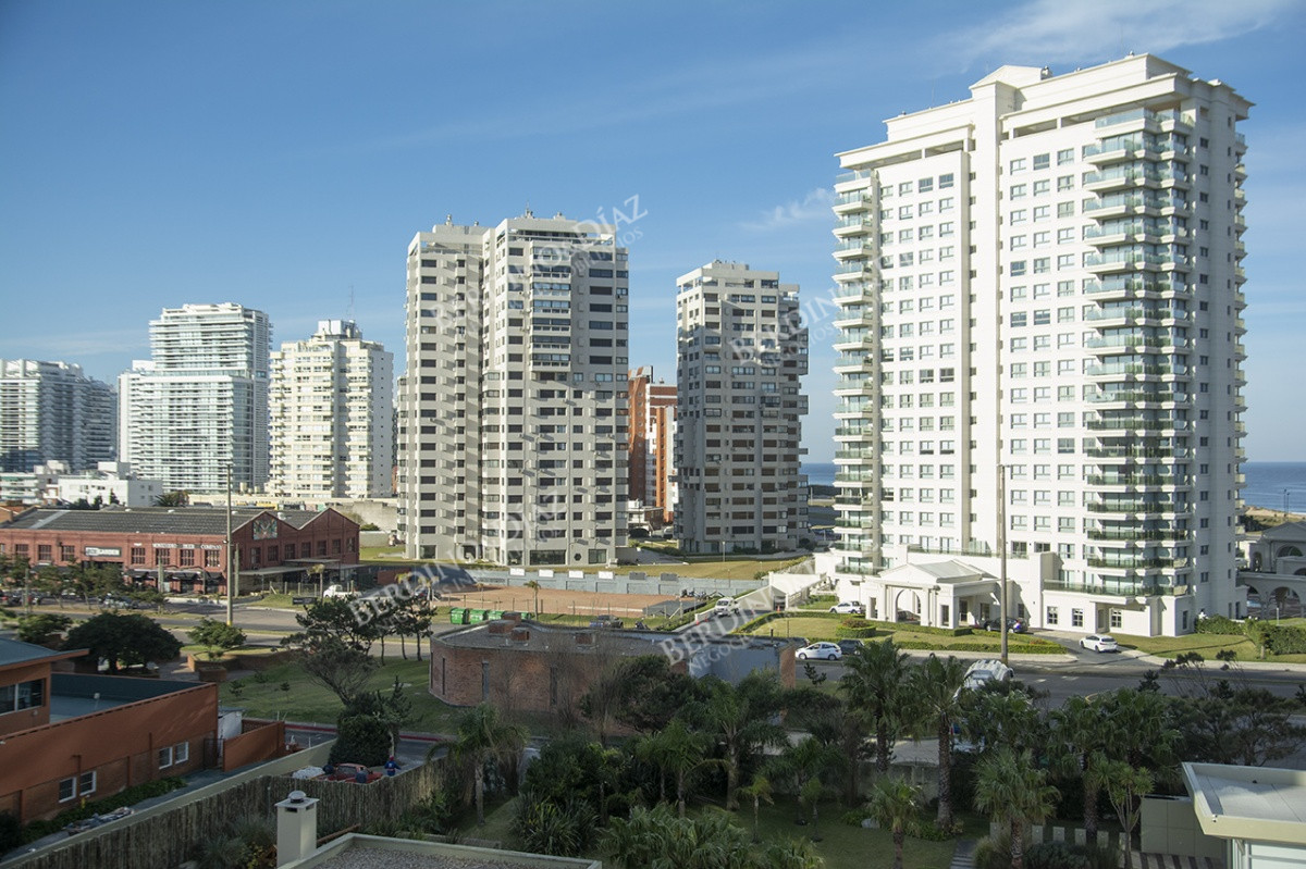 Apartamento ID.1852 - Departamento de 4 dormitorios en torre Malecon Punta del Este
