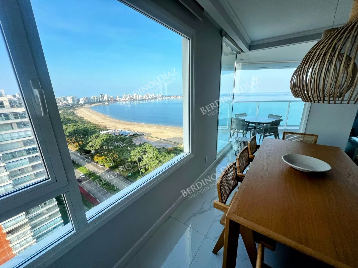 Apartamento ID.2748 - Apartamento en venta 4 dormitorios en Playa Mansa, Punta del Este.