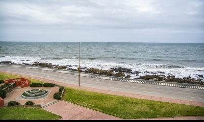 Apartamento 3 dormitorios con parrillero en venta frente al mar