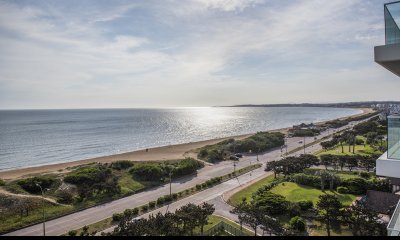 Espectacular departamento de 3  dormitorios en Ventian Playa Mansa.