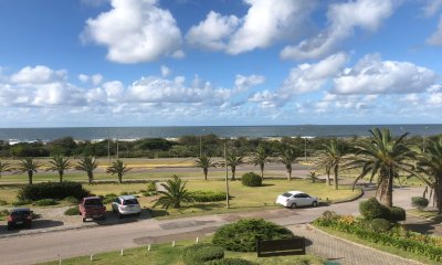 apartamento  para comprar  en primera línea financiado, con vista frontal al mar. Punta del Este.