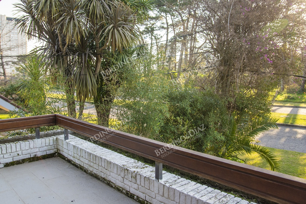 Casa ID.2679 - Casa a la venta en playa mansa Punta Del Este, gran tamaño ubicada en zona privilegiada.