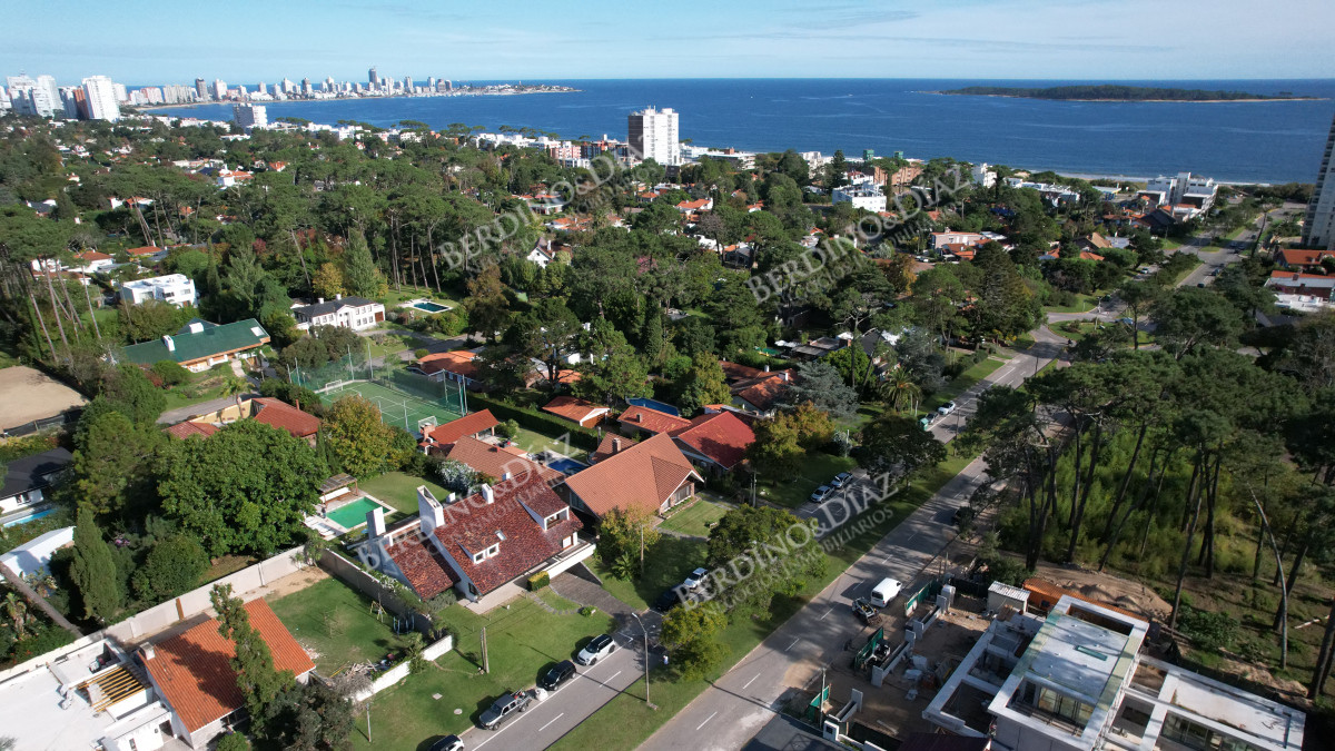 Casa ID.2679 - Casa a la venta en playa mansa Punta Del Este, gran tamaño ubicada en zona privilegiada.