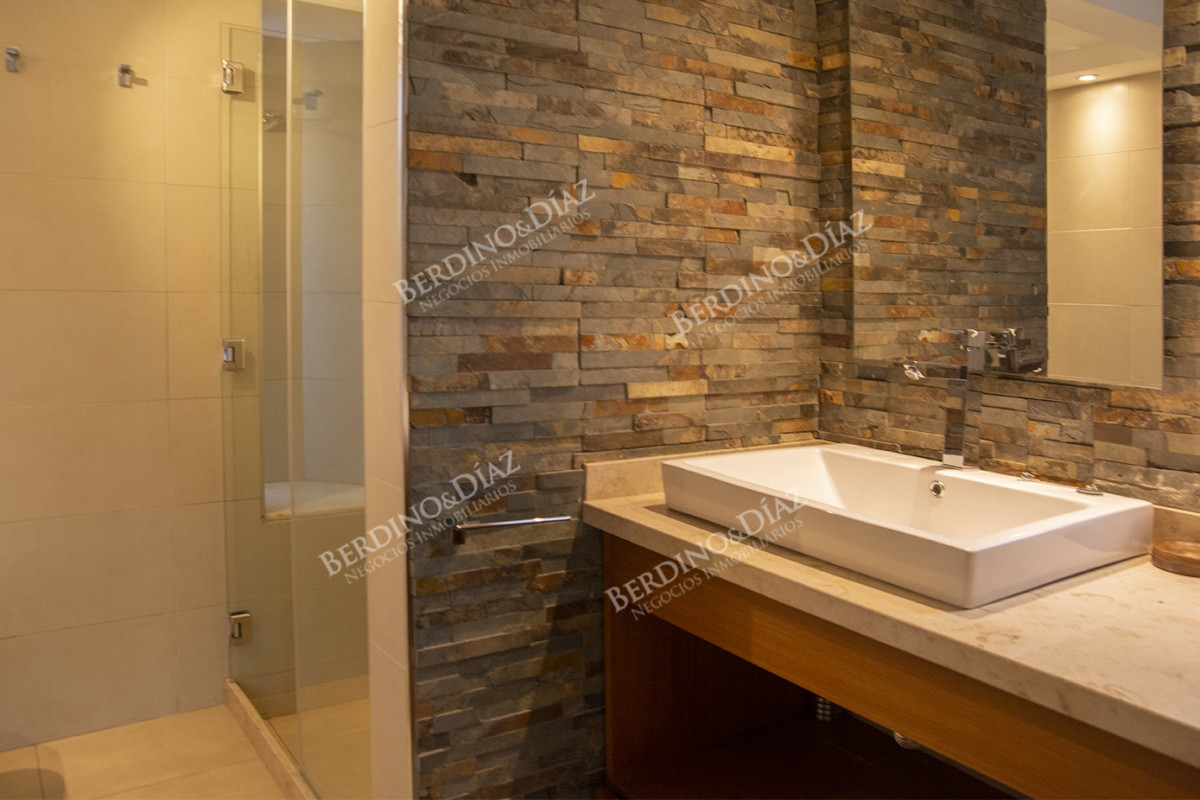 Casa ID.2679 - Casa a la venta en playa mansa Punta Del Este, gran tamaño ubicada en zona privilegiada.
