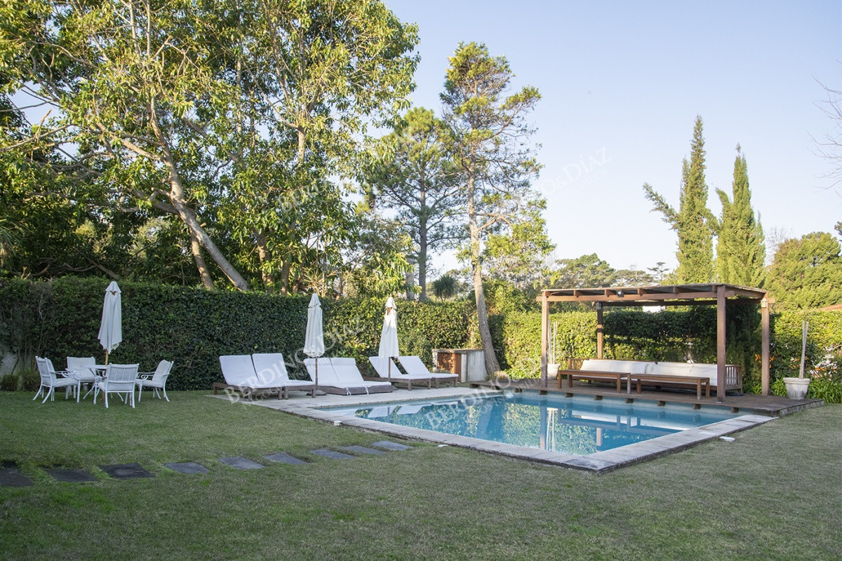 Casa ID.2679 - Casa a la venta en playa mansa Punta Del Este, gran tamaño ubicada en zona privilegiada.